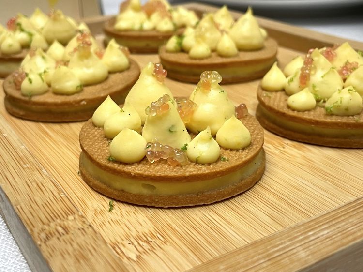 Tartelletta al&nbsp;limone, mango e frutto della passione, finger lime
