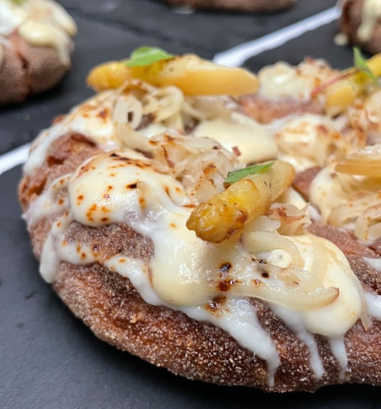 Pizza al padellino&nbsp;Altograno&reg;, crema di asparagi al limone, salva cremasco, asparagi, topinambur
