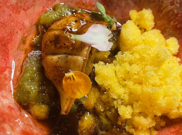 Mare clasum: raviolo di erbe di costiera e mandorle verdi, brodo di alghe, olio di pino marittimo, agrestto e baharat, granita di amaro mediterraneo