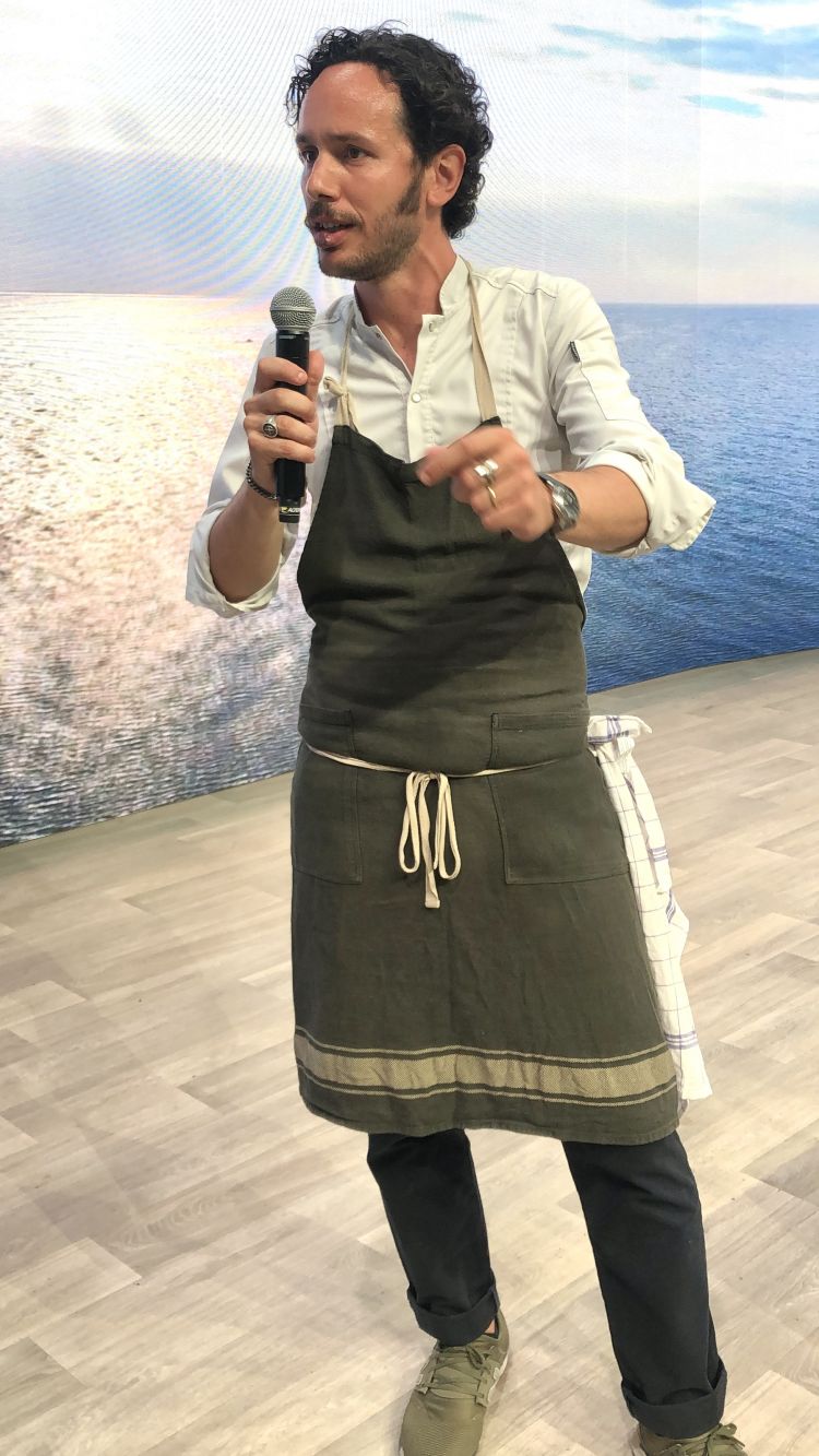 Lo chef Marco Ambrosino sul palco di Al Mèni
