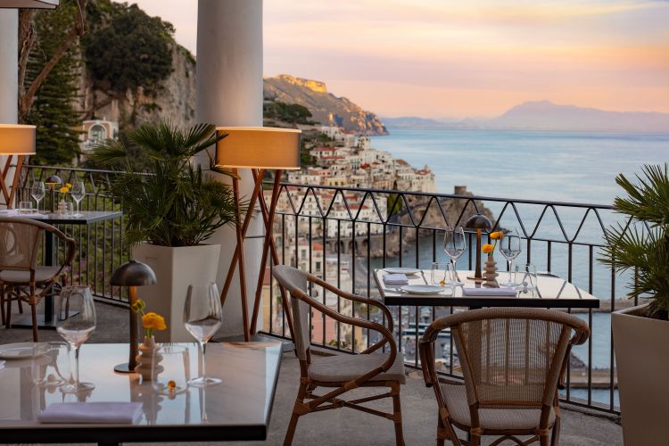 Parte del ristorante Dei Cappuccini si sviluppa sulla meravigliosa terrazza vista mare