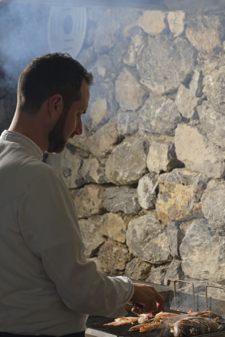 La cucina presso La Locanda della Canonica è incentrata soprattutto sulla materia prima in purezza, come del pescato locale cotto alla brace