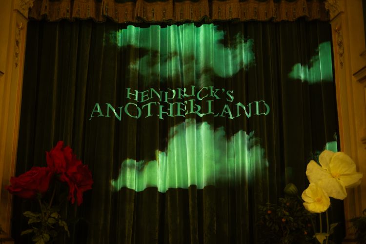 Anotherland è andata in scena al Teatro Gerolamo di Milano: una narrazione viva delle due anime di Hendrick's attraverso un evento unico