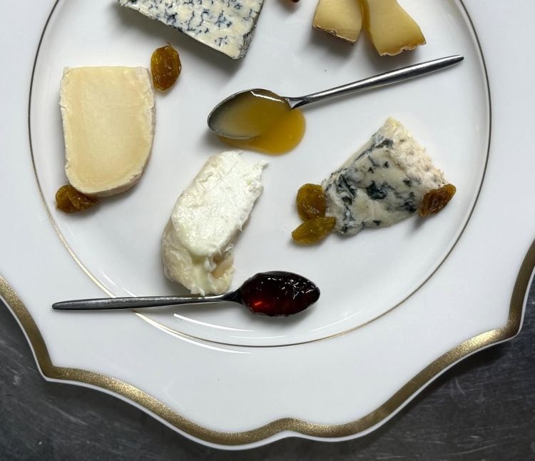 La scelta della materia prima è cruciale da Antica Besseta, come dimostra la selezione dei formaggi, sempre diversa e variegata