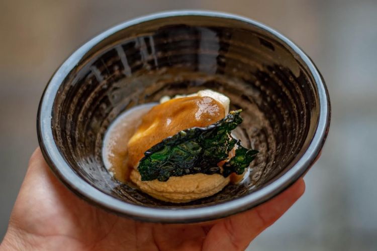 Guancia di rana pescatrice e il suo fondo, humus di ceci e cavolo nero