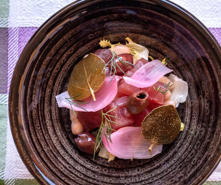 Tartare di tonno, fagiolo cannellino, cipolla di Tropea, olive Leccino e foglie di cappero