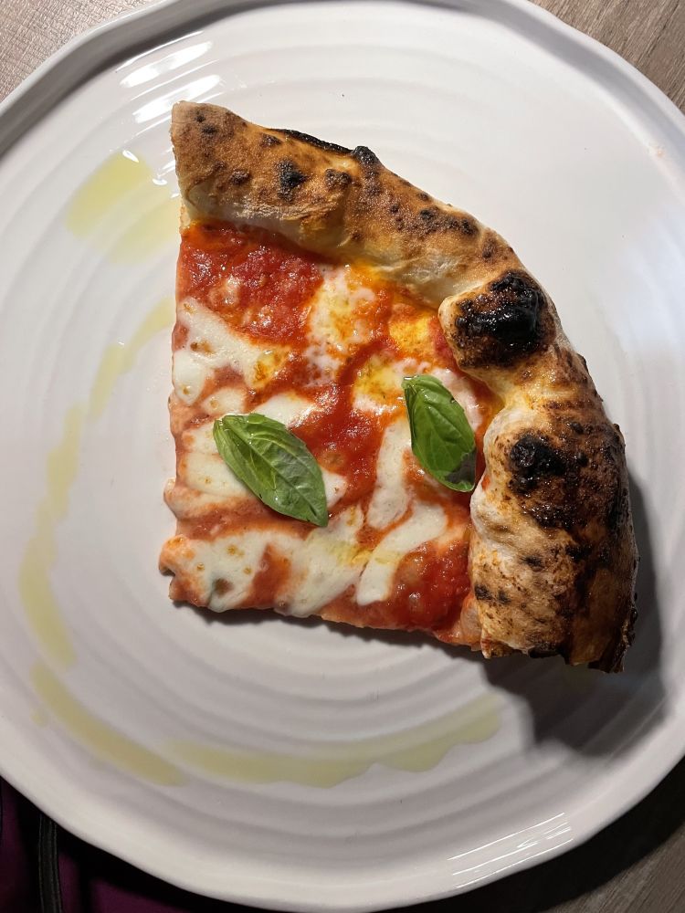 Sua maest&agrave;, la Margherita in versione tonda classica cotta in forno a legna
