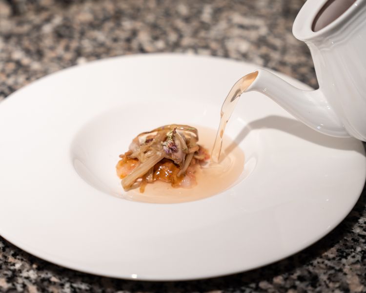 Scampi, mele e cipollotto
Lo scampo appena scottato conserva la sua grassezza dolce; accoglie in superficie del cipollotto, la sua dolcezza e un’impronta di fumo composta; entrambi si dissolvono nel tocco delicato dell’estratto di mela, dalla succosità pronunciata, acidula e fruttata, limpida