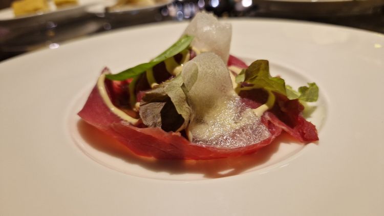 Carne salada podolica, misticanza e melone bianco