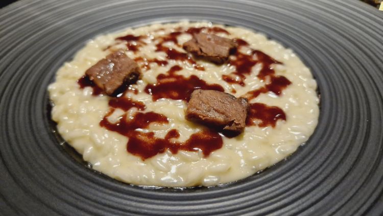 Risotto al blu di pecora, stracotto di manzo e Aglianico