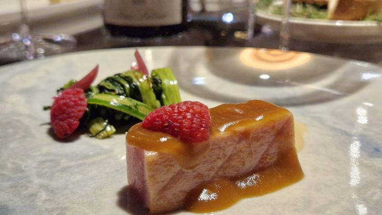 Tonno, cipolla in carpione, lampone e crema di fagioli