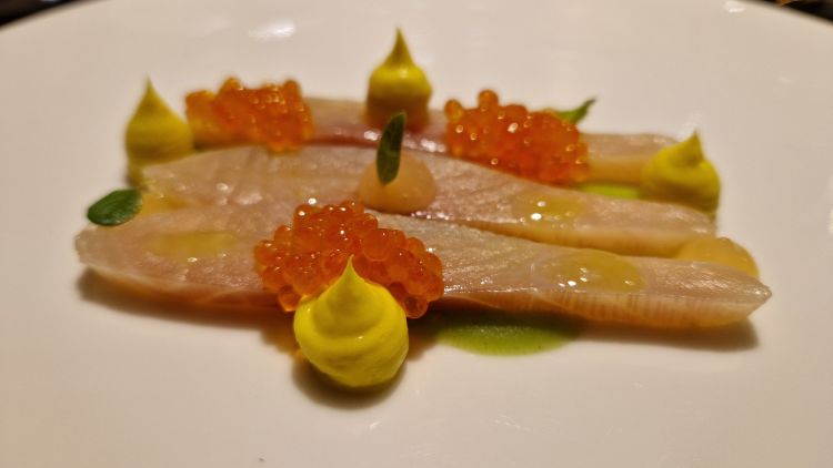 Trota, pesto, prezzemolo, wasabi e pompelmo rosa