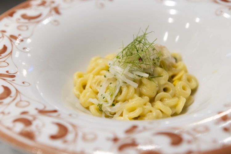 Gli strepitosi&nbsp;Anelletti con lupini, zenzero e foglie di combava di Juan Camilo Quintero
