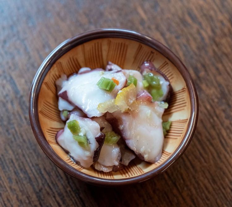 Polpo marinato con wasabi tritato
