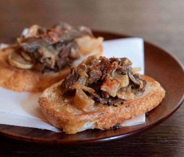 Manzo Wagyu shigureni con baguette, una ricetta che si ispira ai cicchetti dei bacari veneziani, perch&egrave; se l'ispirazione &egrave; giapponese, il mondo plasma la creativit&agrave; di Keika
