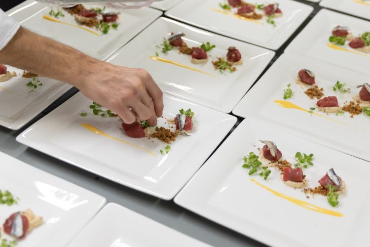 Cubi di filetto di Fassona Piemontese, pane, burro, acciughe e nocciole IGP Piemonte a cura di Maurilio Garola chef de La Ciau del Tornavento
