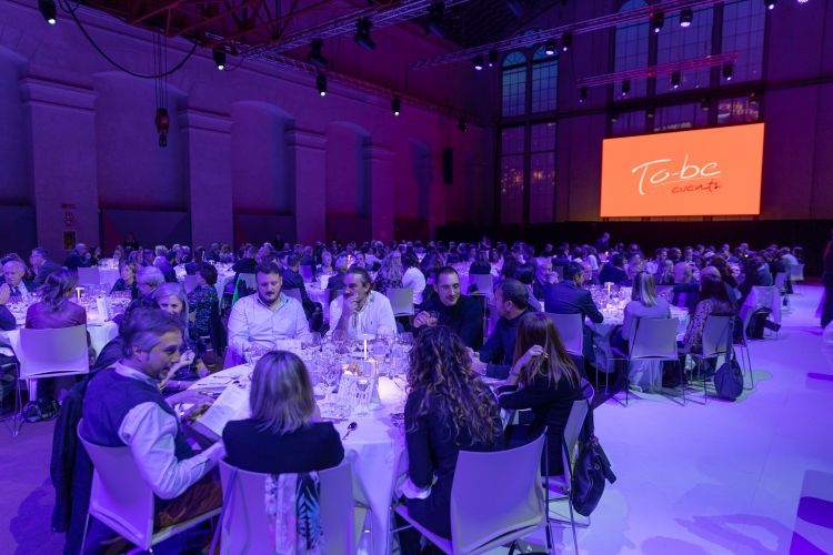 La cena di gala in pieno svolgimento presso il quartier generale Lavazza in Via Bologna