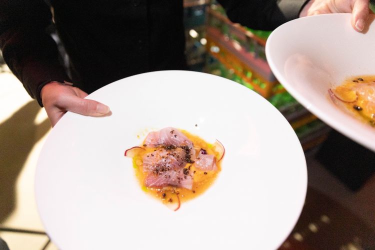 Gazpacho con ricciola, melone, rafano e uova di pesce volante di Moreno Cedroni
