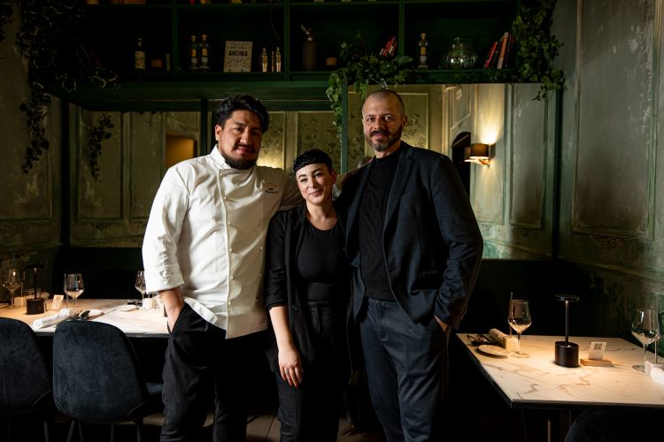 Da sinistra, Alexander Robles, chef di Azotea, Noemi Dell'Agnello, responsabile di sala e Matteo Fornaro, bar manager