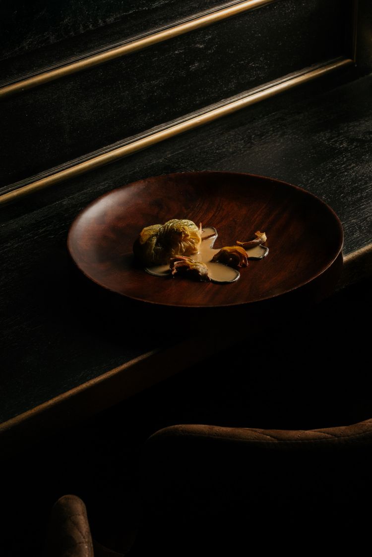 Yuba - Capchi de Abas: raviolo di Yuba farcito con fave, patate, baby corn, huacatay, serviti con salsa al tantanmen e carciofi fritti
