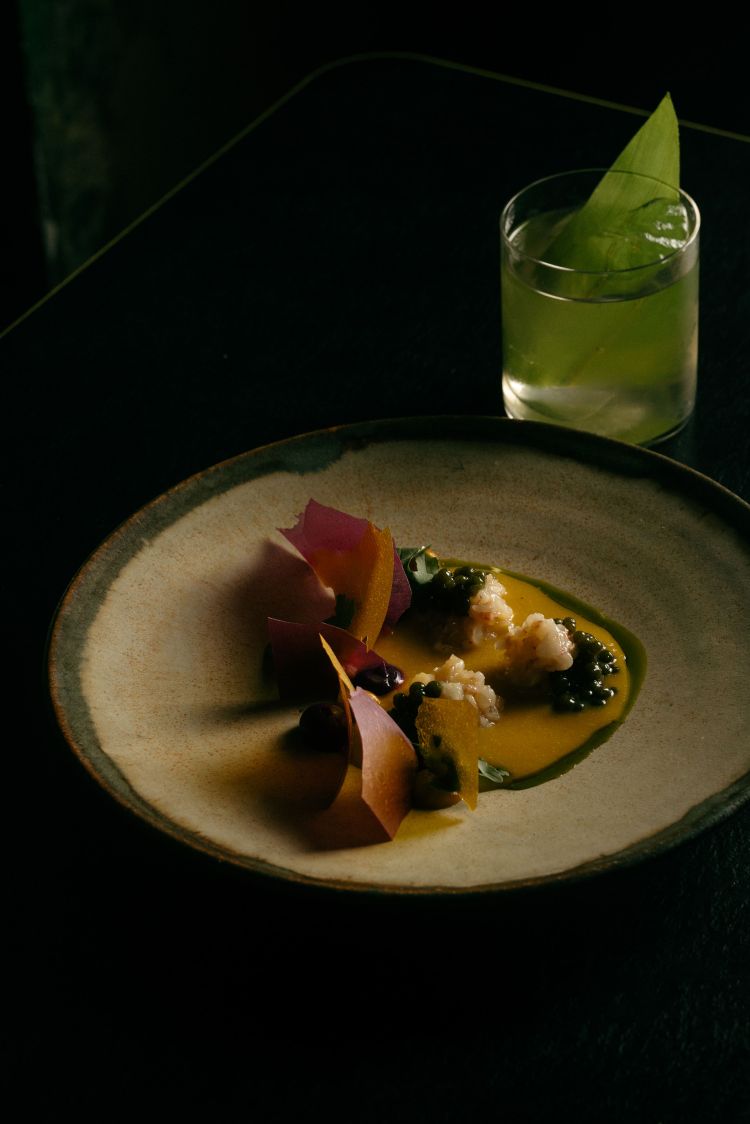 Satsumaimo - patata viola, patata dolce, miso, ciruela mango, yuzu, zenzero, alga wakame, gambero - in abbinamento al drink Panda con Cachaça, pandano, zenzero, lemongrass, cardamomo nero