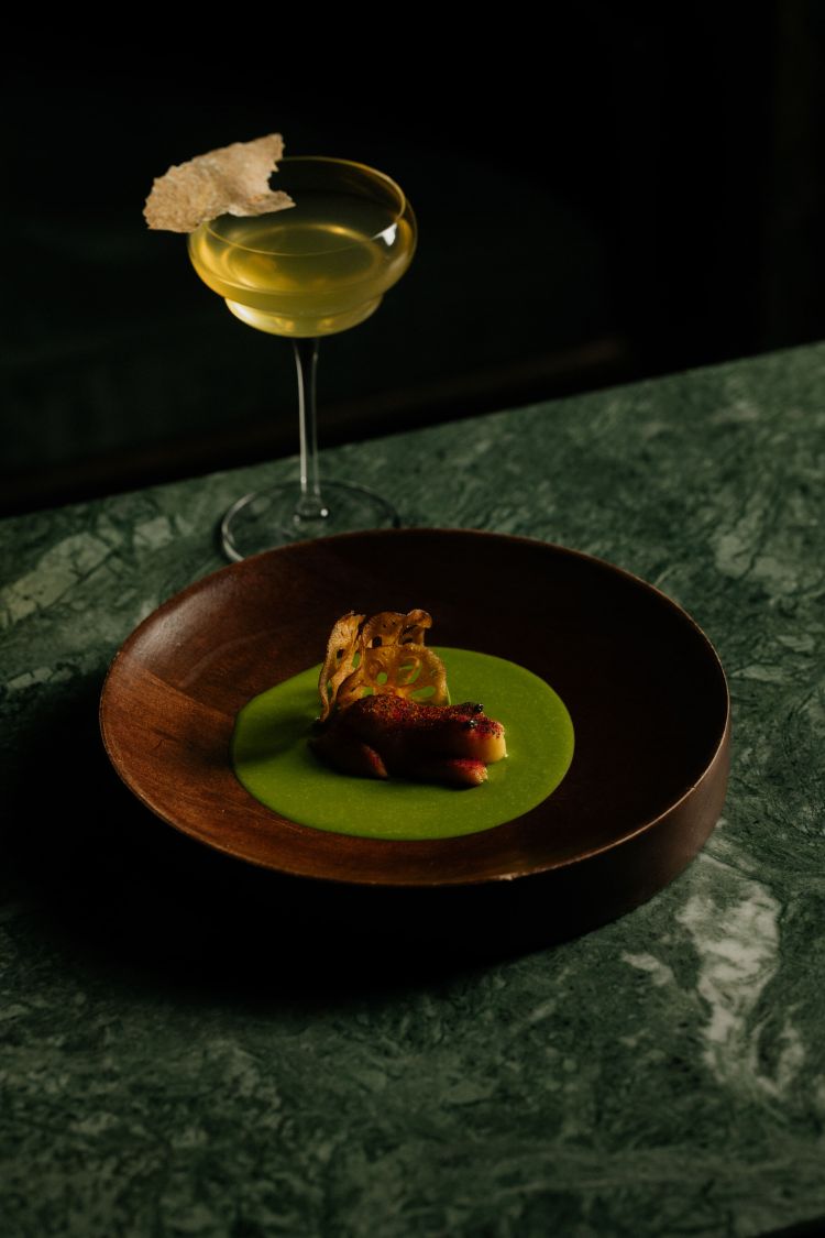 Causa - patate farinose, aji amarillo, shiso verde, pico de gallo, spinaci, radice di loto croccante - in abbinamento al drink Chili del Barrio - distillato di pane, peperoncino verde, cetriolo, aceto di pomodoro, germogli di pisello