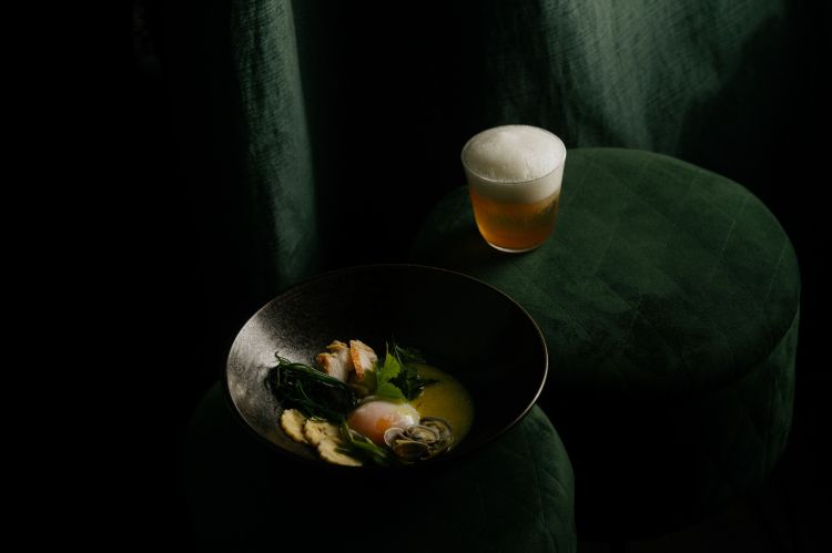 Chavin de huantar - galletto, vongole, peperoncino charapita, aji mirasol, farina di mais giallo, uovo pochè, agretti - in abbinamento al drink Double Trouble - Bourbon, liquirizia, aged sake, angostura, olio di cocco, arachidi salate