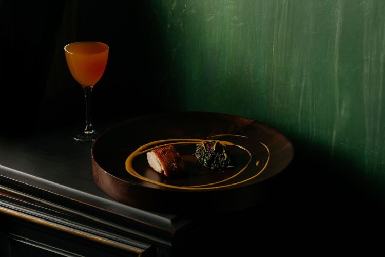 Lechon - maiale, aji panca, emulsione di ricci di mare, cavolo viola, limone marinato - in abbinamento al drink Salty Citrus a base di Vermouth Dry Carpano, Antica Formula, agrumi salati, mela, chocolate bitters