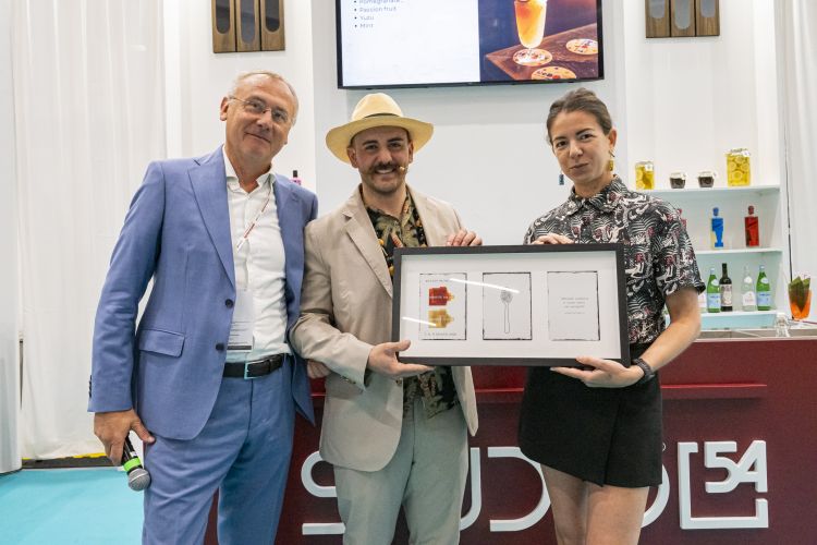 Da sinistra, Maurizio Trezzi, giornalista che ha moderato la masterclass Tiki - KOMBU, in compagnia di Alessandro D’Alessio, head bartender del Rita’s Tiki Room, insieme a Chiara Buzzi, socia con Edoardo Nono del locale milanese in zona Navigli