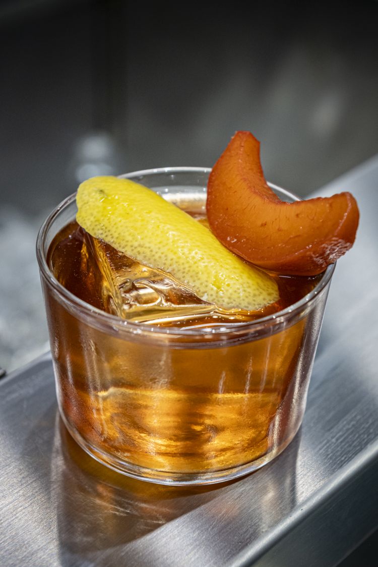 Negroni con la percoca, un must dell'estate&nbsp;disponibile da Shub
