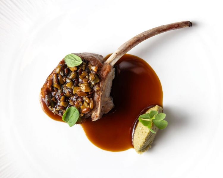 Tra gli assaggi pi&ugrave; intrigani dell'intero percorso, Agnello, olive verdi e semi
