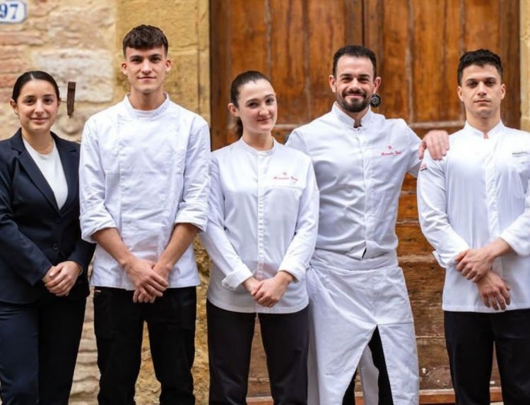 La brigata di Alessandro Rossi, in seconda posizione da destra, del ristorante Barbagianni
