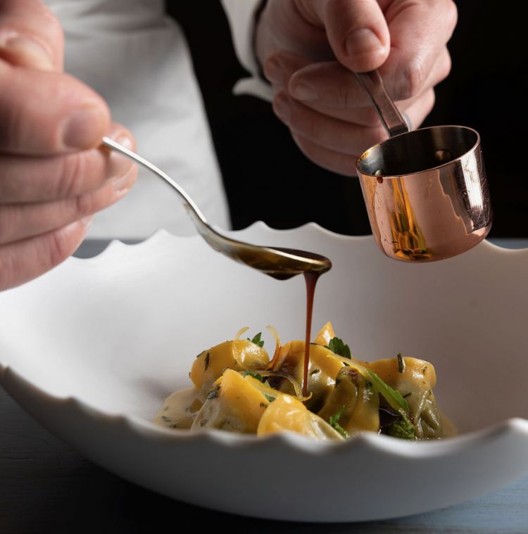 Raviolini di bollito, timo e limone: un piatto di 