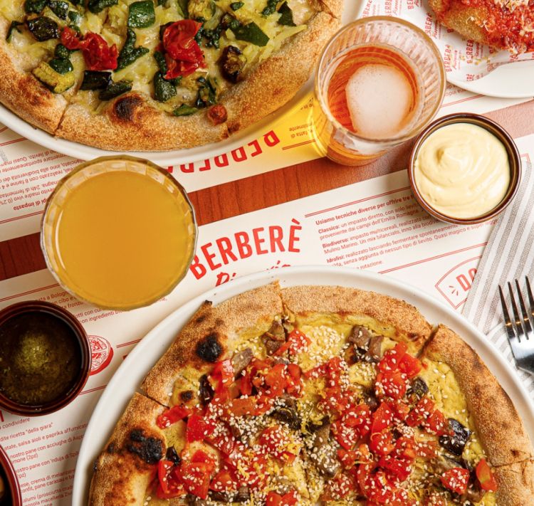 Alcune delle delizie vegetali di Berberè: Hummus, con hummus di ceci, melanzane al forno, pomodori datterini freschi, coriandolo, semi di sesamo, scorza di limone, olio evo e Ortolana, con zucchine al forno, patate schiacciate all’olio, provola affumicata al naturale, pesto di basilico con mandorle, pomodorini confit, basilico
