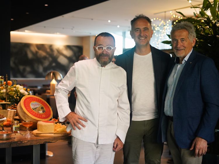 Da sinistra, lo chef Giancarlo Morelli, Alessandro Beduschi, assessore all'agricoltura della regione Lombardia e Marco Deghi, presidente del Consorzio di Tutela Valtellina Casera e Bitto