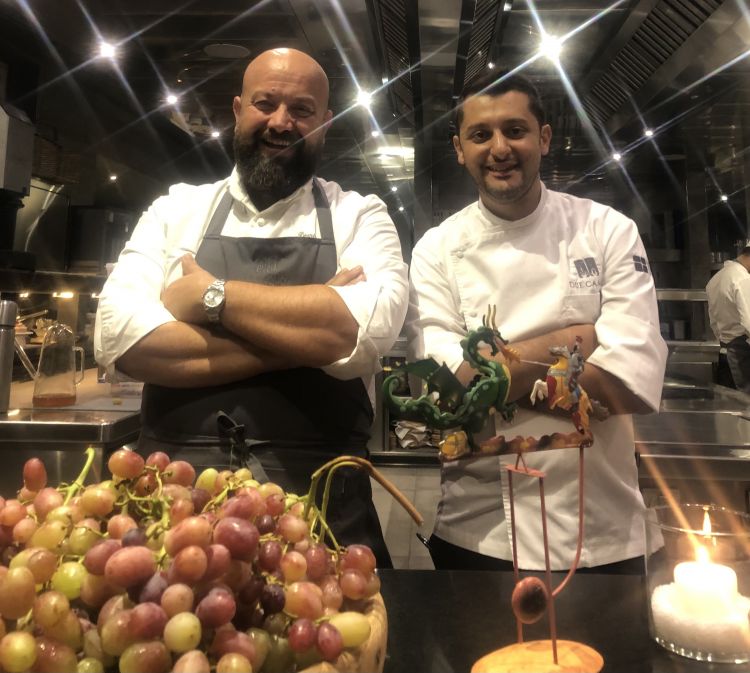 L'executive chef di Borgo Egnazia, Domingo Schingaro e il suo braccio destro, Angelo Convertini nella cucina dei Due Camini
