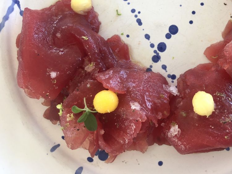 Carpaccio di tonno rosso alla tavola del ristorante Cala Masciola

