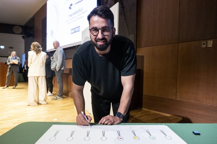 CONTAMINAZIONI - Mykyta Bida di Radici, Ristorante in Vigna a Le Marne Relais, Costigliole d’Asti (Asti). Premia Valko con la seguente motivazione: «Ucraino di nascita, cresciuto all’ombra del mestiere di Cannavacciuolo ed Enrico Crippa, da qualche tempo esprime un’interessante idea di cucina che mescola le origini est europee agli ingredienti di Langhe e Monferrato».