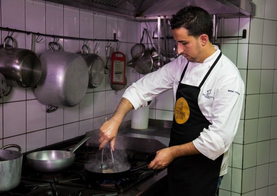 Bruno Tassone nella sua cucina