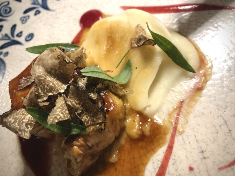 Gallina, purea di pastinaca, salsa all'Amarone e tartufo nero: un piatto composto da pochi elementi di grande impatto, tra miseria e nobiltà made in Valpantena- gallina e pastinaca al cospetto di Amarone e tartufo; sul palato una composizione armonica che spazia tra le note speziate del vino, le carni tenaci e pulite della gallina, la terrosità della pastinaca e tutta la ricchezza del tartufo
