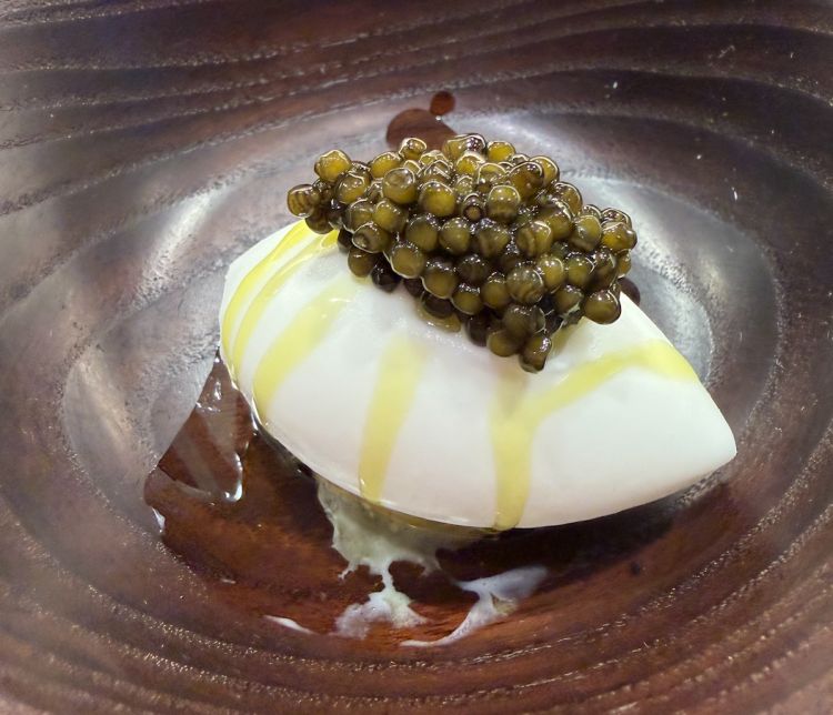 Latte di capra fermentato e caviale. Il pre-dessert è un cremoso gelato di latte di capra fermentato, completato da caviale, che aggiunge sapidità e rende il piatto volutamente poco stucchevole