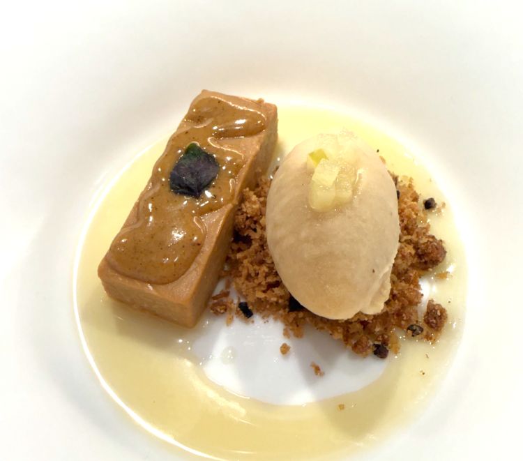 Parfait al Palo Cortado e sorbetto alla mela. Il Palo Cortado è tra i vini liquorosi (Sherry) più rari e complessi della zona di Jerez, capace di unire l’eleganza aromatica dell’affinamento sotto flor con profondità e note ossidative. Lo ritroviamo nel parfait, accompagnato da un fresco sorbetto alla mela che alleggerisce il finale e dona slancio all’ultimo boccone del percorso