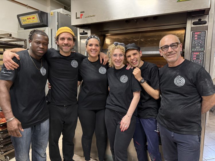 La grande squadra di Capaldo Forno Contemporaneo: Star, Guglielmo, Assunta, Rosanna, Davide e Franco, il papà di Guglielmo
