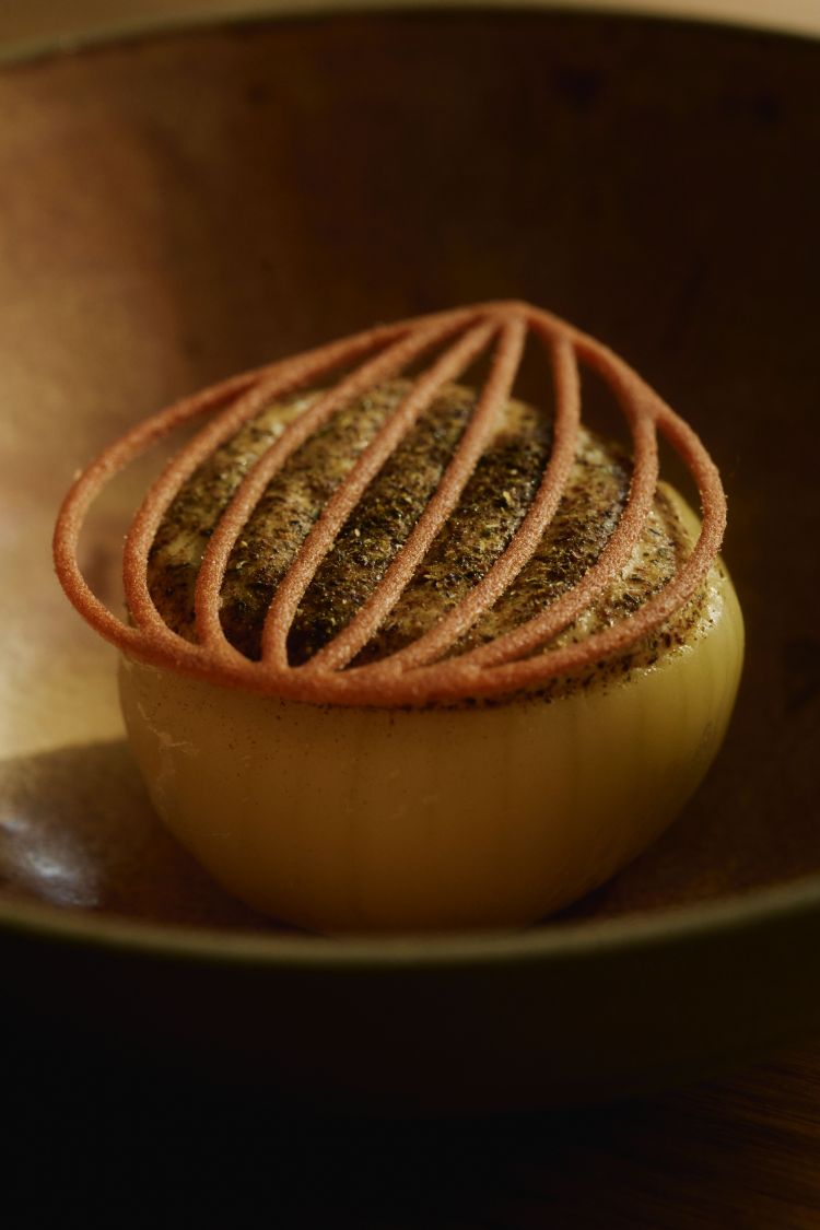 La Cipolla di Cureggio: presidio Slow Food locale, viene cotta interamente nel sale; la parte interna, poi, viene tolta e condita in agrodolce; in cima, a chiudere, polvere di cipolla. Viene servita con un panino al latte condito con miele di cipolla e la sua polvere, soffice, perfetto per far scarpetta
