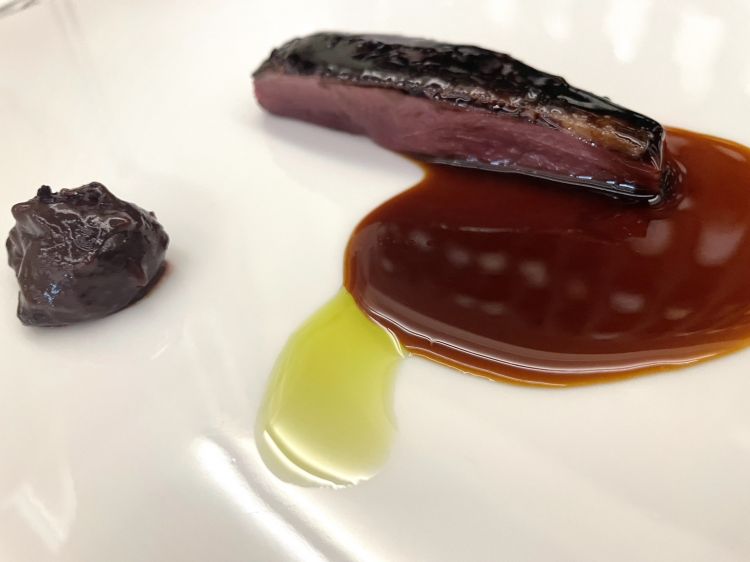 Germano, betulla, rosmarino e cherryboshi
Germano, olio di betulla, una ciliegia che viene trattata come l'umeboshi giapponese, rosmarino e una salsa densa di betulla