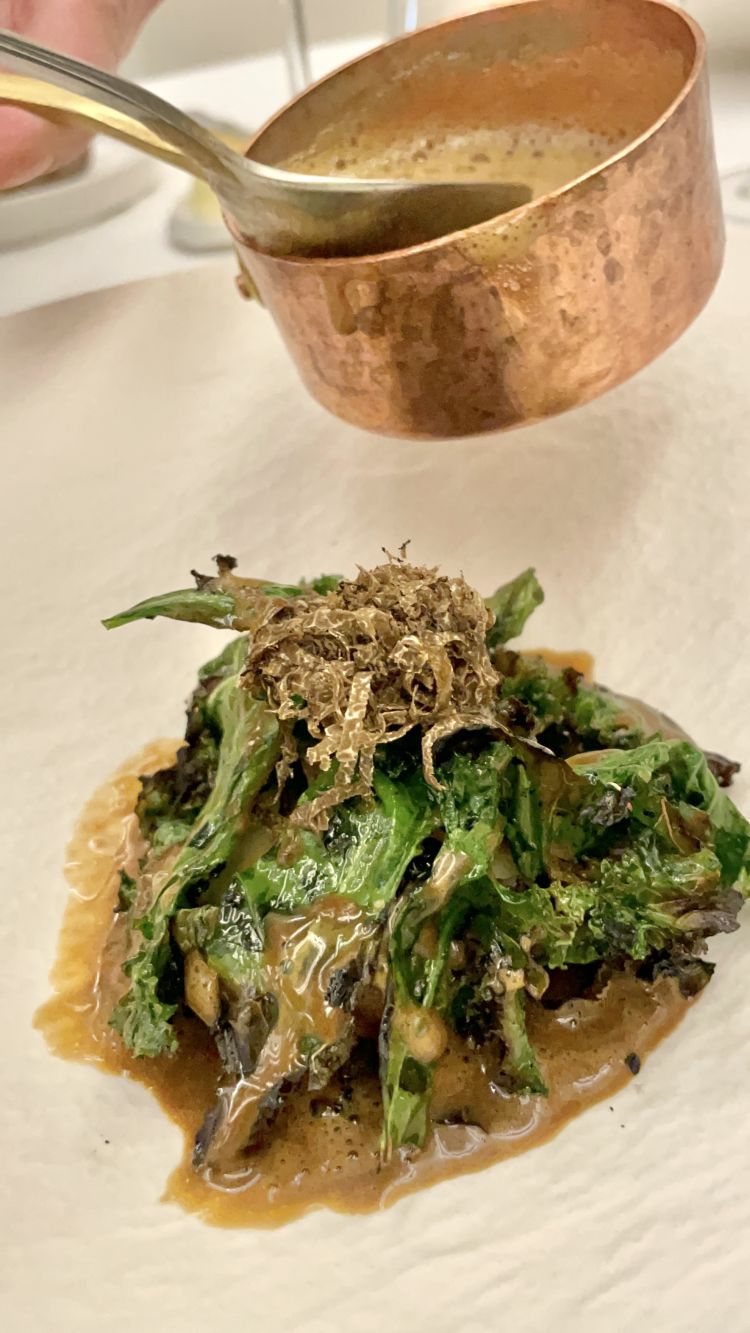Insalata alla griglia e tartufo nero
Un classico dell'inverno di Materia: alla base, crema di zucca alla scapece, semi di zucca e maionese di noci, sedano rapa fermentato, sedano rapa croccante, cavolo riccio cotto al bbq, tartufo nero e, sul finale, una salsa ricca, con frutti rossi, licheni, cortecce e fungo