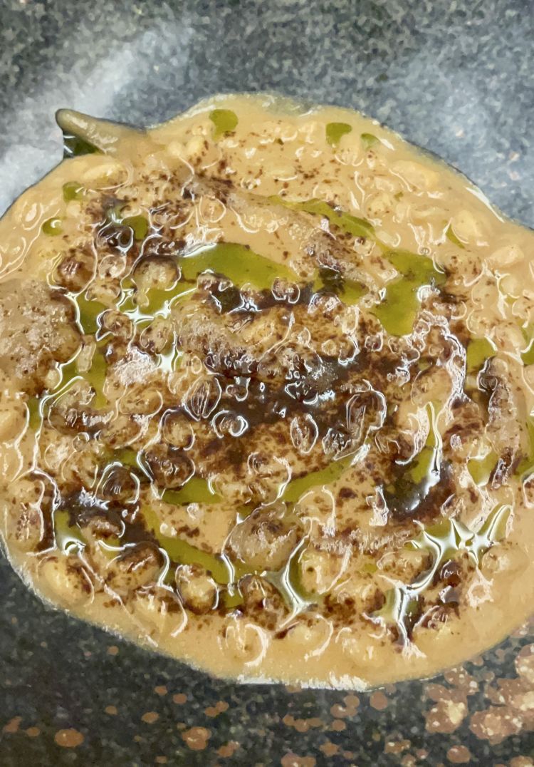 Urgiada
Una zuppa d'orzo tipica delle valli, molto grassa e tipicamente realizzata con pancetta, latte e patate; qui è rielaborata alla maniera di Davide Caranchini: sedano rapa cotto nel latte, dai quali si ottiene una crema, olio alle foglie di tagate e polvere di miso di ceci. Un piatto che, nella sua complessità, rimanda a un cibo semplice, al profumo delle case di campagna; una zuppa che riempie e scalda