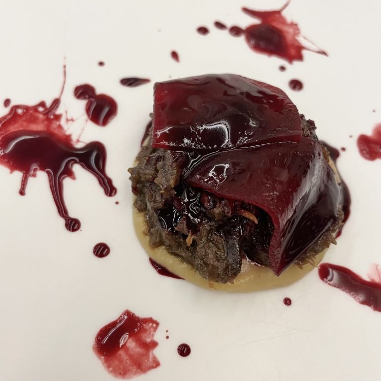 Lepre...
...da bere: un consommé con lampone e cacao - il calore della carne, l'intensità selvatica è domata dal lampone pieno, succoso, con il suo taglio acido, che ben si lega al timbro netto del cacao. Lo ritroviamo con pari intensità nel cannolo, ma questa volta si lega a un altro "amaro", candito, dell'arancia, il supporto necessario, questa volta, per il pâté di fegatini. Infine, lepre sfilacciata, ammorbidita da una purea di sedano rapa, rotondo, e dalla barbietola marinata, sul piatto come un sangue