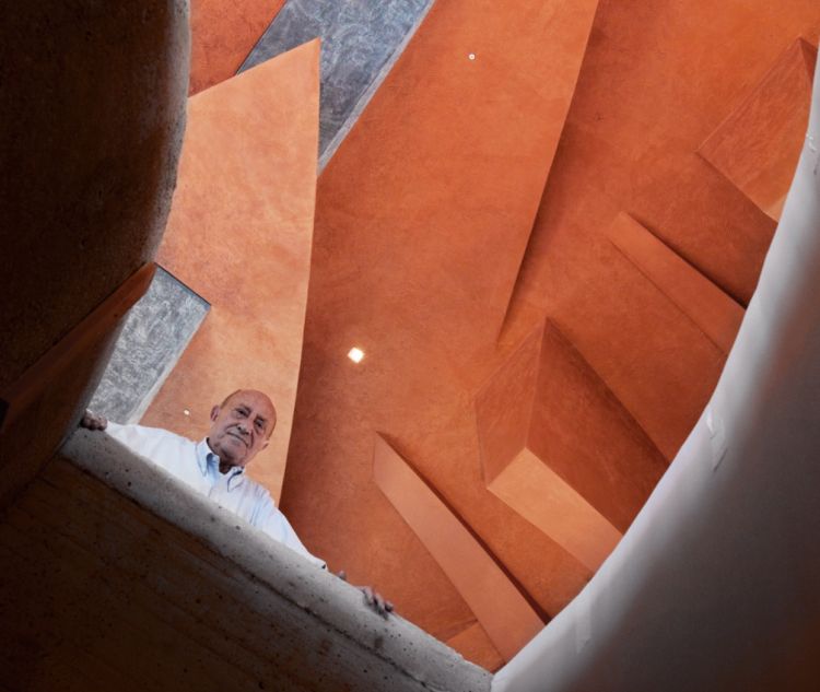 Arnaldo Pomodoro nel Carapace - foto di A. Mulas
