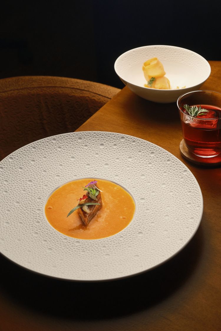 Carota: viene prima cotta al forno, disidratata una notte a 34°C e reidratata nella propria centrifuga, fino ad assumere la carnosità di un pezzo di manzo; viene poi rifinita con della salicornia e una centrifuga di carota acidificata con un goccio di yuzu, e servita con un sorbetto di carota e yuzu puro, con polvere di taggiasca